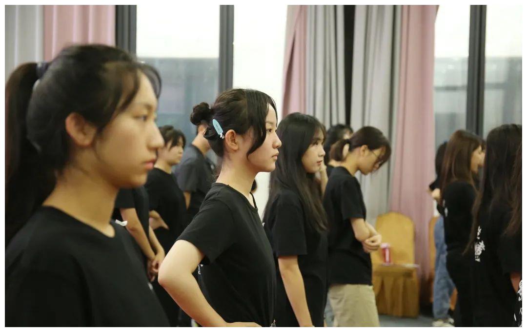 表演專業(yè)形體站姿怎么練習(xí)
