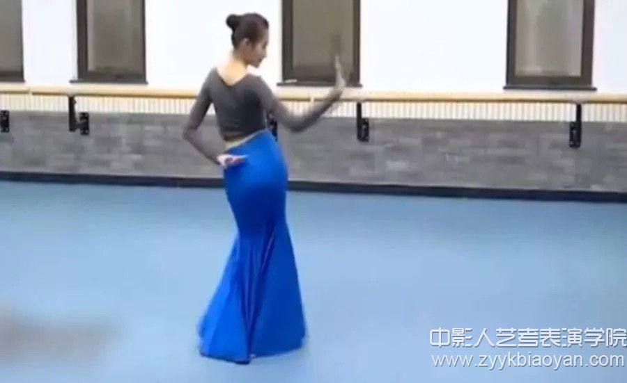 關(guān)曉彤形體藝考現(xiàn)場