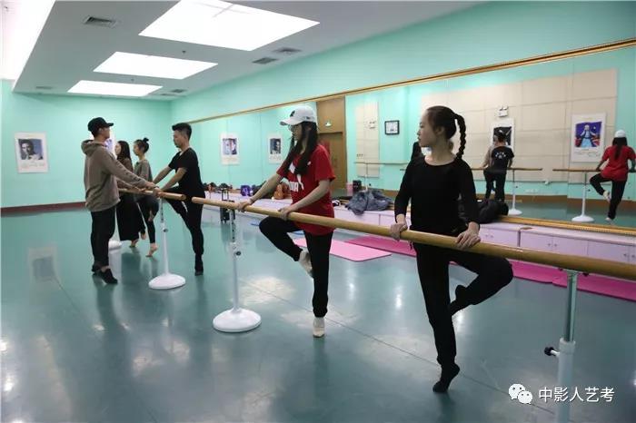 形體培訓課堂把桿練習
