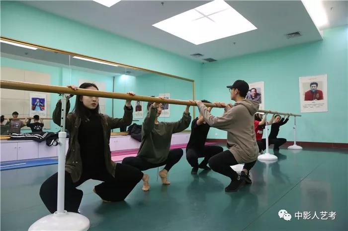 形體培訓課堂把桿下蹲練習