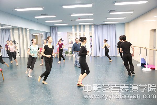 舞蹈訓(xùn)練前熱身.JPG