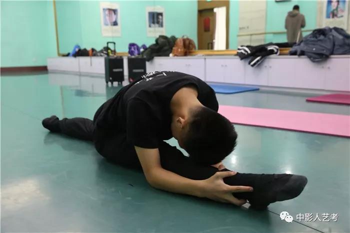 形體培訓課堂壓腿練習