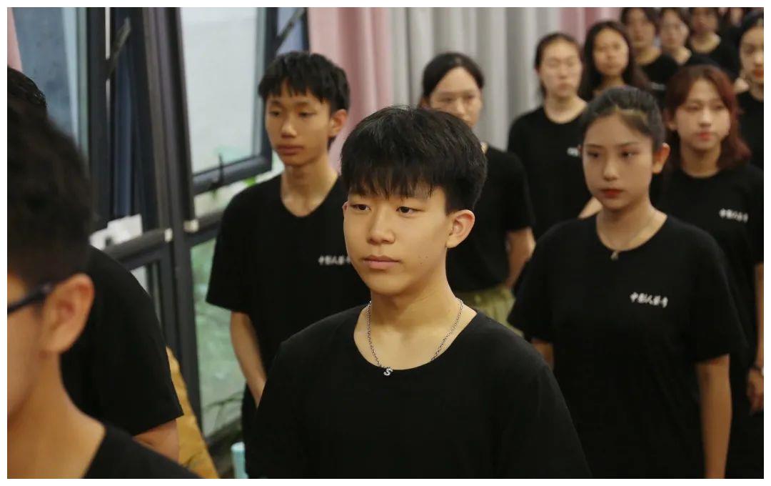表演形體坐姿怎么訓練