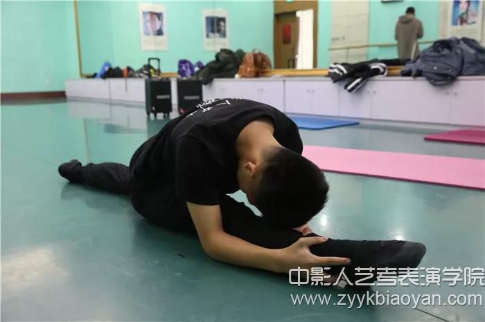 中影人表演培訓形體下叉