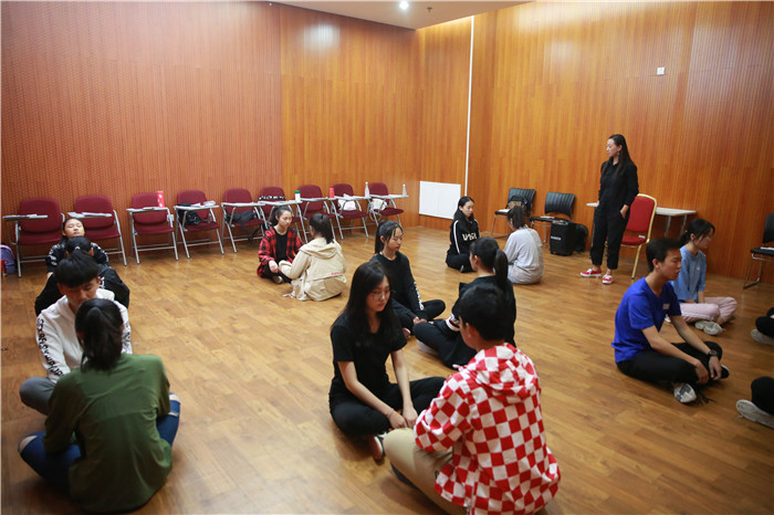 表演現(xiàn)場(chǎng)狀況頻出？到底是這屆學(xué)員腦洞太強(qiáng)還是觀眾笑點(diǎn)太低？| 中影人表演體驗(yàn)營(yíng)【Day4】