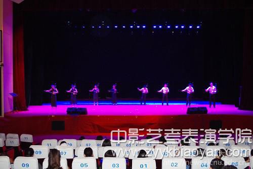 新生及家長(zhǎng)觀看藝術(shù)表演.jpg
