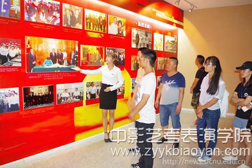 新生及家長(zhǎng)參觀校史館.jpg