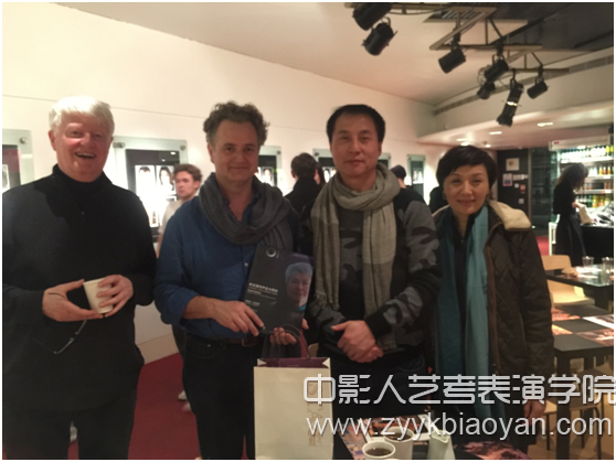 何雁老師、任肖英老師與英國(guó)皇家戲劇藝術(shù)學(xué)院院長(zhǎng)愛(ài)德華、羅斯布魯弗學(xué)院前院長(zhǎng)邁克爾合影.jpg