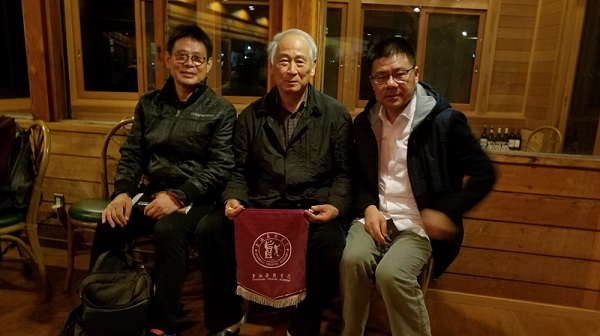 演出結(jié)束后，黃昌勇院長向鈴木先生贈送上戲校旗.jpg