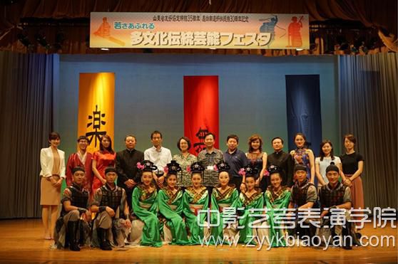 山藝師生演出團(tuán)赴日參加中日韓文化藝術(shù)節(jié)活動(dòng)合影留念.jpg