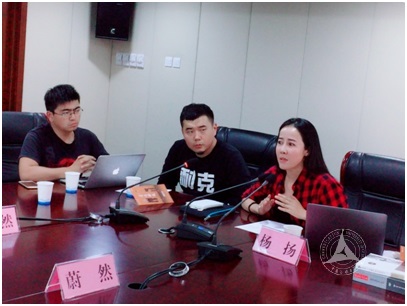 楊揚導(dǎo)演對自己的作品進(jìn)行了闡述.jpg
