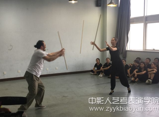 外籍專(zhuān)家為同學(xué)們授課.jpg