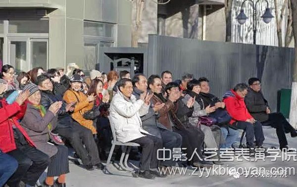 中國話劇協會主席藺永鈞為“中國話劇林”成員單位頒發紀念證書.jpg