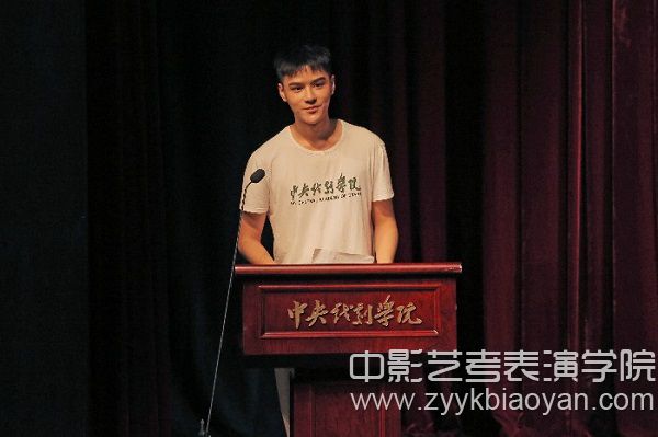 2017級(jí)表演系學(xué)生周川珺.jpg